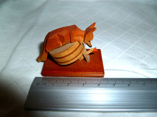 Geschnitzte figur fuchs auf - fuchs,
