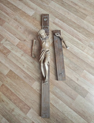 Grosses holzkreuz mit christus - mit,