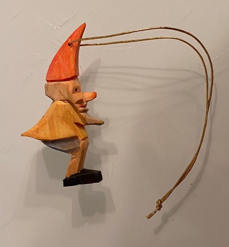 Alte holzfigur zwerg - holzfigur,