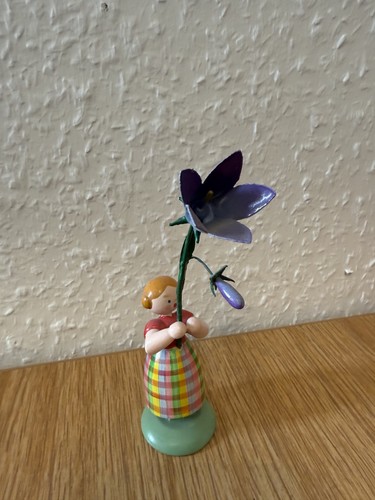 Holzfigur mit violetter blume - mit,