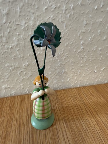 Holzfigur mit blauer blume - holzfigur,