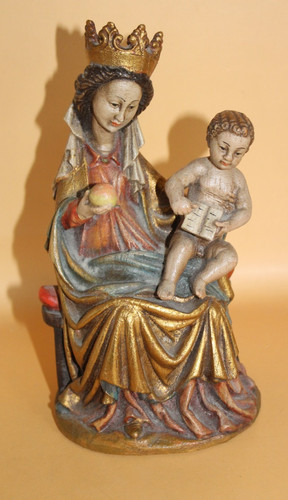 Geschnitzte madonna mit kind - mit,